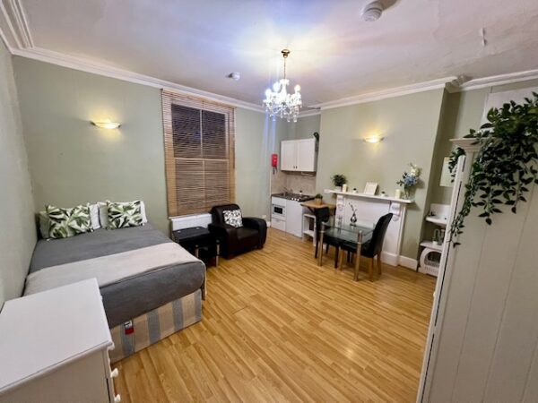 Studio 6 @88 Hammersmith Grove W6 7HB Double studio private shower shared toilet Price £	1200p/m - Image 2