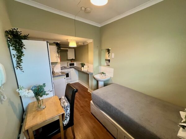 Studio 3@ 30 Hogarth Road SW5 0PU Single studio shared shower and toilet Price £830p/m - Image 2