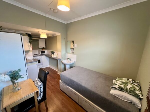 Studio 3@ 30 Hogarth Road SW5 0PU Single studio shared shower and toilet Price £830p/m - Image 3