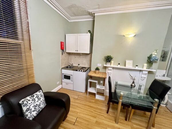 Studio 6 @88 Hammersmith Grove W6 7HB Double studio private shower shared toilet Price £	1200p/m - Image 11