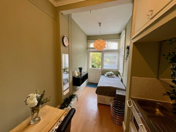 Studio 11@13 Glazbury Road W14 9AS Single studio private shower shared toilet Price £830p/m - Image 12