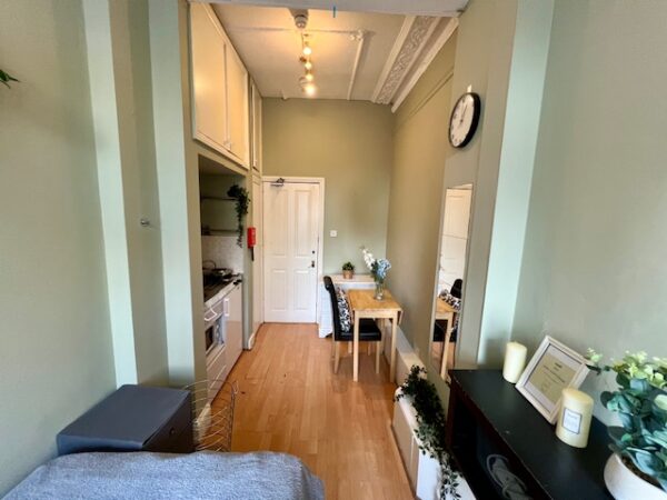 Studio 11@13 Glazbury Road W14 9AS Single studio private shower shared toilet Price £830p/m - Image 4