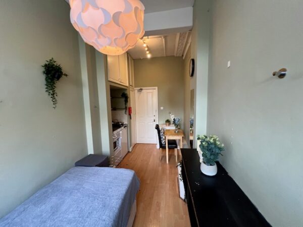 Studio 11@13 Glazbury Road W14 9AS Single studio private shower shared toilet Price £830p/m - Image 5