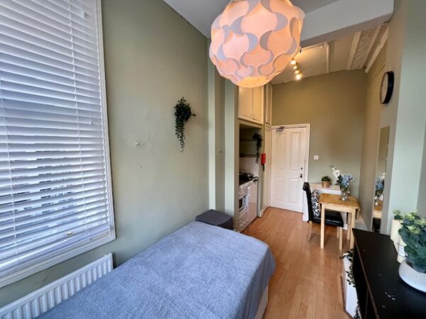 Studio 11@13 Glazbury Road W14 9AS Single studio private shower shared toilet Price £830p/m - Image 6