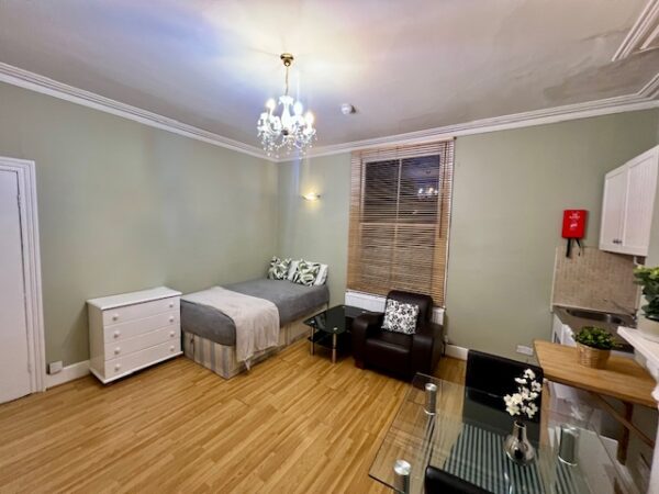 Studio 6 @88 Hammersmith Grove W6 7HB Double studio private shower shared toilet Price £	1200p/m - Image 7