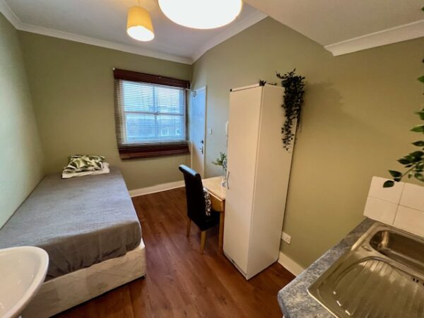 Studio 3@ 30 Hogarth Road SW5 0PU Single studio shared shower and toilet Price £830p/m - Image 8