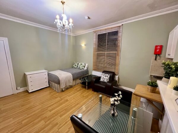 Studio 6 @88 Hammersmith Grove W6 7HB Double studio private shower shared toilet Price £	1200p/m - Image 9