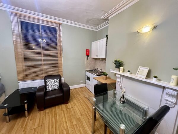 Studio 6 @88 Hammersmith Grove W6 7HB Double studio private shower shared toilet Price £	1200p/m - Image 10