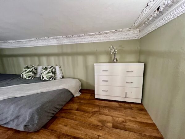 Ground floor rear large single@71 Holland Road W14 8HL Large single studio with private shower shared kitchen toilet Price £1200p/m - Image 7