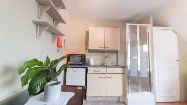 Studio 16@7 Bath Road  Single studio private shower shared toiler  Price £850p/m - Image 7