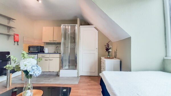 Studio 16@7 Bath Road  Single studio private shower shared toiler  Price £850p/m - Image 10