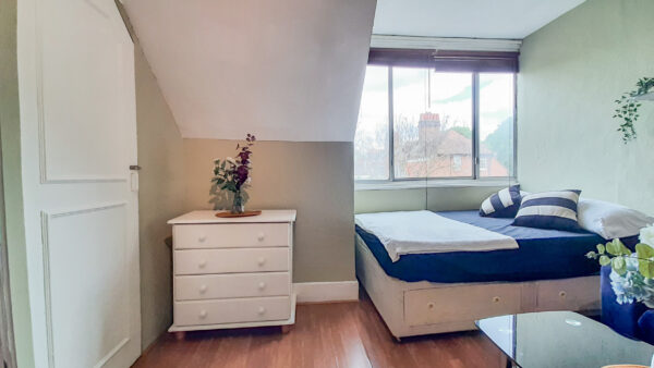 Studio 16@7 Bath Road  Single studio private shower shared toiler  Price £850p/m - Image 13