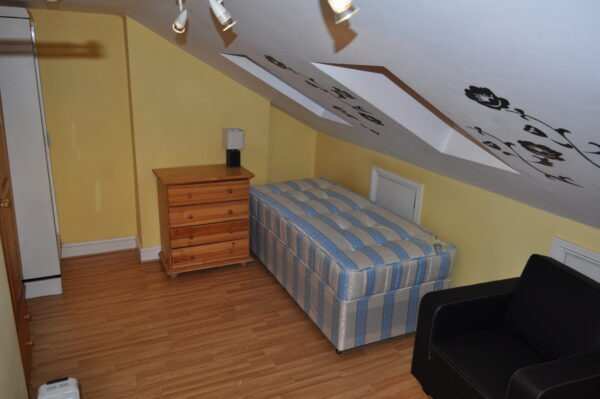 Studio 12A @ 25 Lena Gardens W6 7PY Self-contained single studio Price  £800p/m