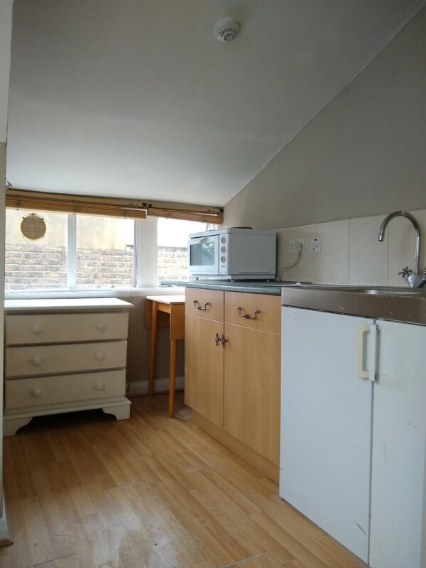 Studio 8 @ 6 Avenue Gardens W3 8HA Single studio with private kitchen and shared bathroom  Price £880p/m - Image 6