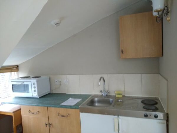 Studio 8 @ 6 Avenue Gardens W3 8HA Single studio with private kitchen and shared bathroom  Price £880p/m - Image 7