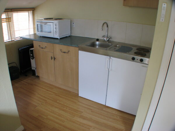 Studio 8 @ 6 Avenue Gardens W3 8HA Single studio with private kitchen and shared bathroom  Price £880p/m - Image 3