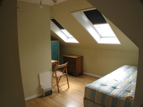 Studio 8 @ 6 Avenue Gardens W3 8HA Single studio with private kitchen and shared bathroom  Price £880p/m - Image 4