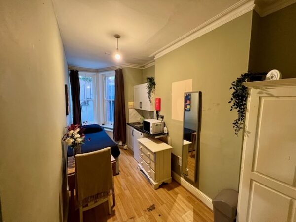 Studio 1 @ 61 Castletown Road W14 9HG Single studio with shared shower and toilet  (£168p/w) £650p/m - Image 4