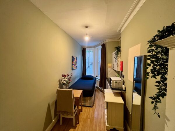 Studio 1 @ 61 Castletown Road W14 9HG Single studio with shared shower and toilet  (£168p/w) £650p/m - Image 5
