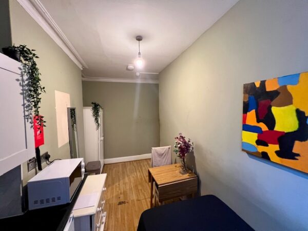 Studio 1 @ 61 Castletown Road W14 9HG Single studio with shared shower and toilet  (£168p/w) £650p/m - Image 6