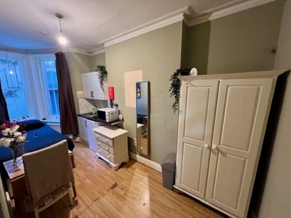 Studio 1 @ 61 Castletown Road W14 9HG Single studio with shared shower and toilet  (£168p/w) £650p/m - Image 7