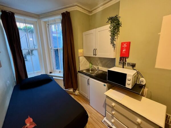 Studio 1 @ 61 Castletown Road W14 9HG Single studio with shared shower and toilet  (£168p/w) £650p/m