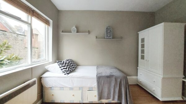 Studio 4@4 Colville Terrace W11 2BE (Council tax band A) Single self-contained studio Price £1180p/m - Image 4
