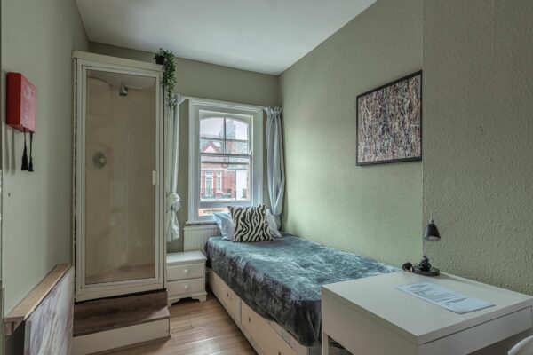 Studio 23 @ 63 Castletown Road W14 9HG Single studio private shower shared toilet  Price £750p/m - Image 2