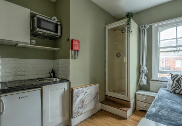 Studio 23 @ 63 Castletown Road W14 9HG Single studio private shower shared toilet  Price £750p/m - Image 3