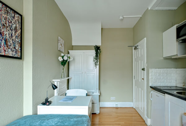 Studio 23 @ 63 Castletown Road W14 9HG Single studio private shower shared toilet  Price £750p/m - Image 4