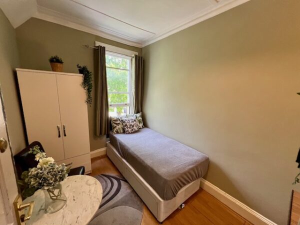 Studio 3 @6 Avenue Gardens W3 8HA Single room shared shower and toilet with 2 housemates  (£118p/w)  £510p/m - Image 2