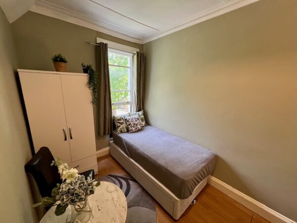 Studio 3 @6 Avenue Gardens W3 8HA Single room shared shower and toilet with 2 housemates  (£118p/w)  £510p/m - Image 3