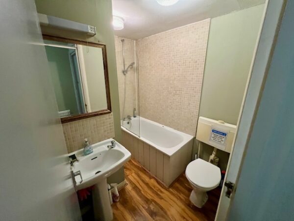 Studio 3 @6 Avenue Gardens W3 8HA Single room shared shower and toilet with 2 housemates  (£118p/w)  £510p/m - Image 13