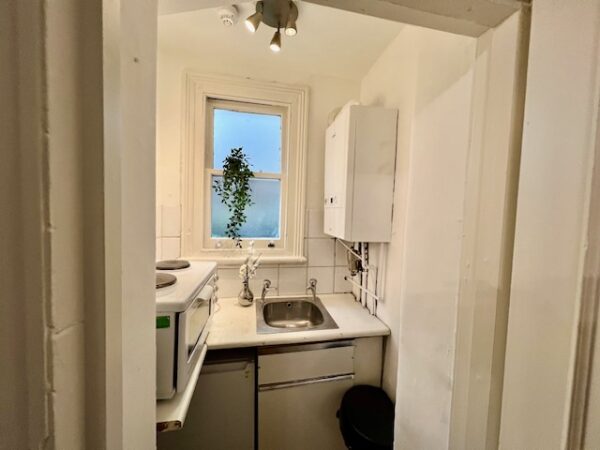 Studio 2 @3 Stanwick Road Single studio with shared shower toilet	 Price  £880p/m - Image 15