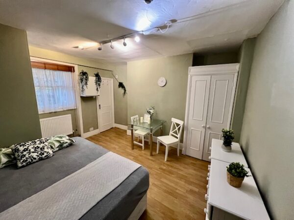 Studio 2 @3 Stanwick Road Single studio with shared shower toilet	 Price  £880p/m - Image 9
