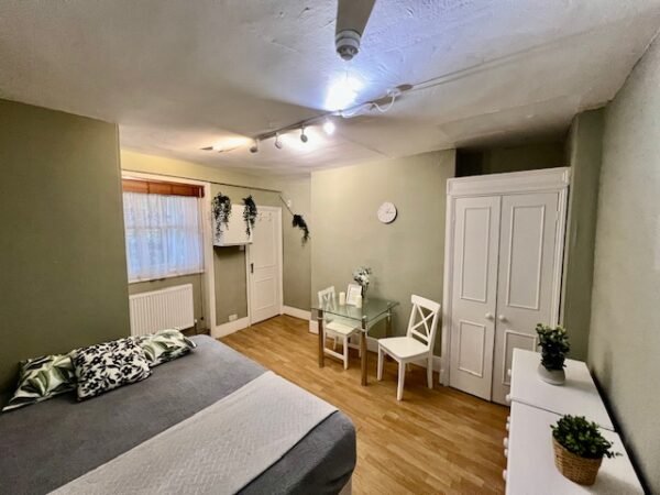 Studio 2 @3 Stanwick Road Single studio with shared shower toilet	 Price  £880p/m - Image 5