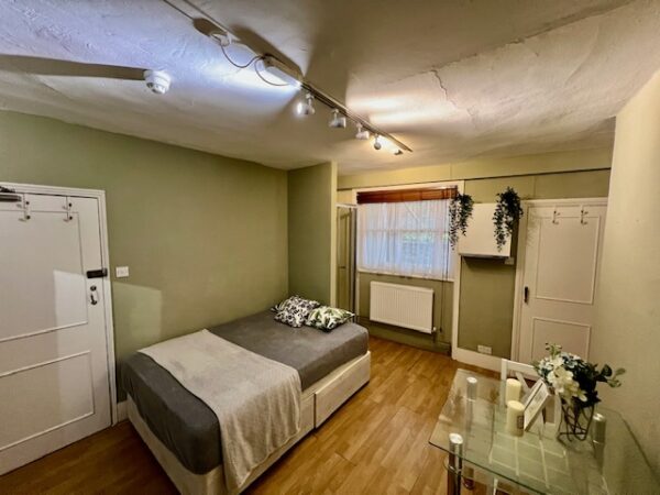Studio 2 @3 Stanwick Road Single studio with shared shower toilet	 Price  £880p/m - Image 3