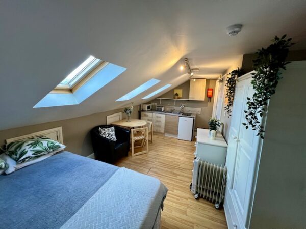Studio 12A@25 Lena Gardens W6 7PY Single self-contained studio W6 7PY Price £840p/m