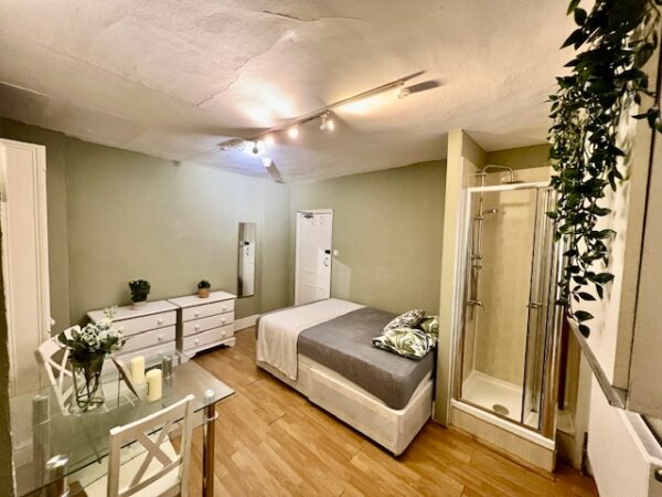 Studio 2 @3 Stanwick Road Single studio with shared shower toilet	 Price  £880p/m - Image 2