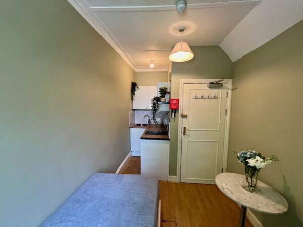 Studio 3 @6 Avenue Gardens W3 8HA Single room shared shower and toilet with 2 housemates  (£118p/w)  £510p/m - Image 6
