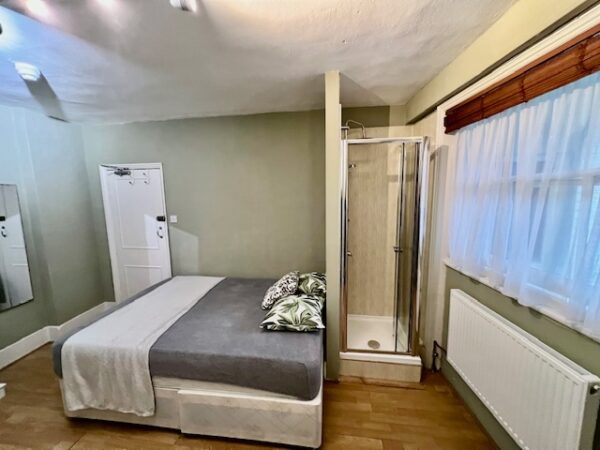 Studio 2 @3 Stanwick Road Single studio with shared shower toilet	 Price  £880p/m - Image 4