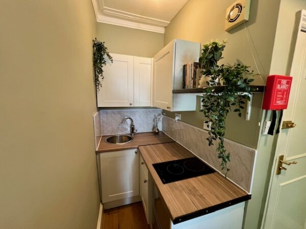 Studio 3 @6 Avenue Gardens W3 8HA Single room shared shower and toilet with 2 housemates  (£118p/w)  £510p/m - Image 7