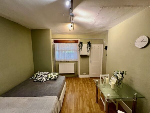 Studio 2 @3 Stanwick Road Single studio with shared shower toilet	 Price  £880p/m