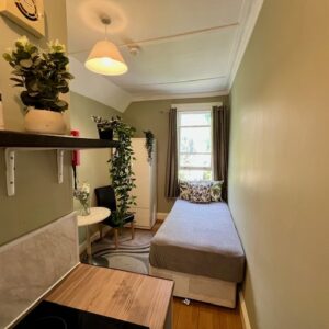Studio 3 @6 Avenue Gardens W3 8HA Single room shared shower and toilet with 2 housemates  (£118p/w)  £510p/m