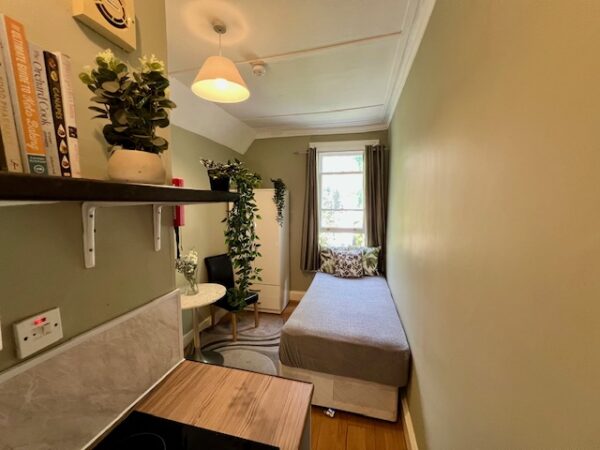 Studio 3 @6 Avenue Gardens W3 8HA Single room shared shower and toilet with 2 housemates  (£118p/w)  £510p/m