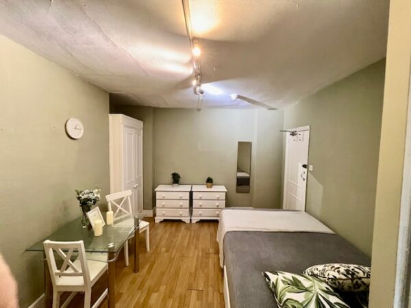 Studio 2 @3 Stanwick Road Single studio with shared shower toilet	 Price  £880p/m - Image 6