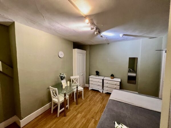 Studio 2 @3 Stanwick Road Single studio with shared shower toilet	 Price  £880p/m - Image 7