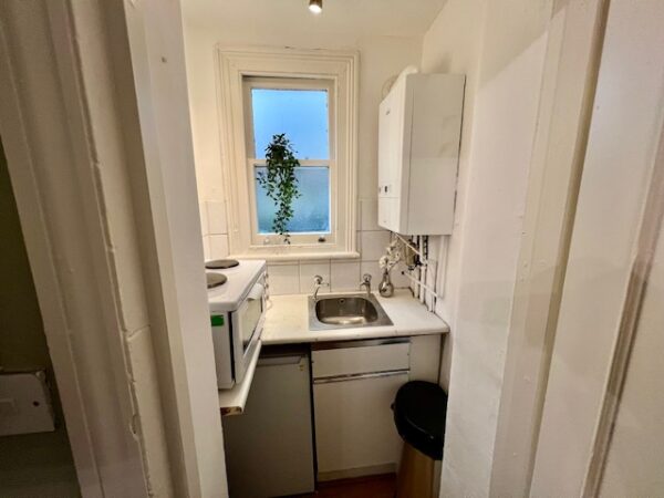 Studio 2 @3 Stanwick Road Single studio with shared shower toilet	 Price  £880p/m - Image 12