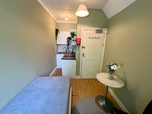 Studio 3 @6 Avenue Gardens W3 8HA Single room shared shower and toilet with 2 housemates  (£118p/w)  £510p/m - Image 11