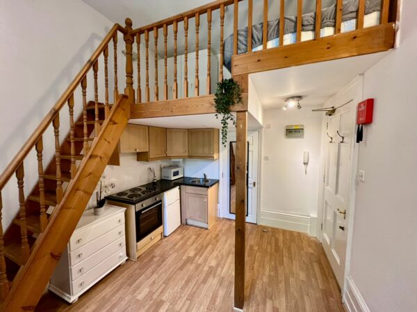 Studio 2@11 St Stephen’s Gardens W2 5QU (council tax band B) Double self-contained studio with mezzanine Price (£352p/w) £1530p/m - Image 8